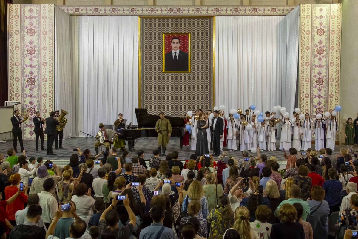 «Пусть всегда будет солнце!» - хором спели дети…